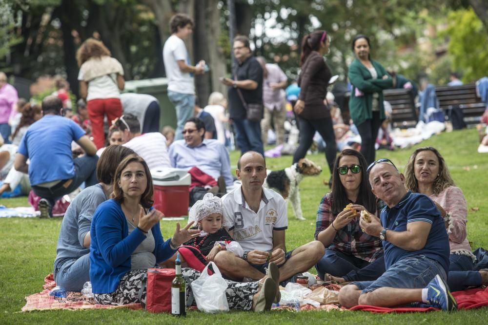 Multitudinario reparto del bollo en San Mateo