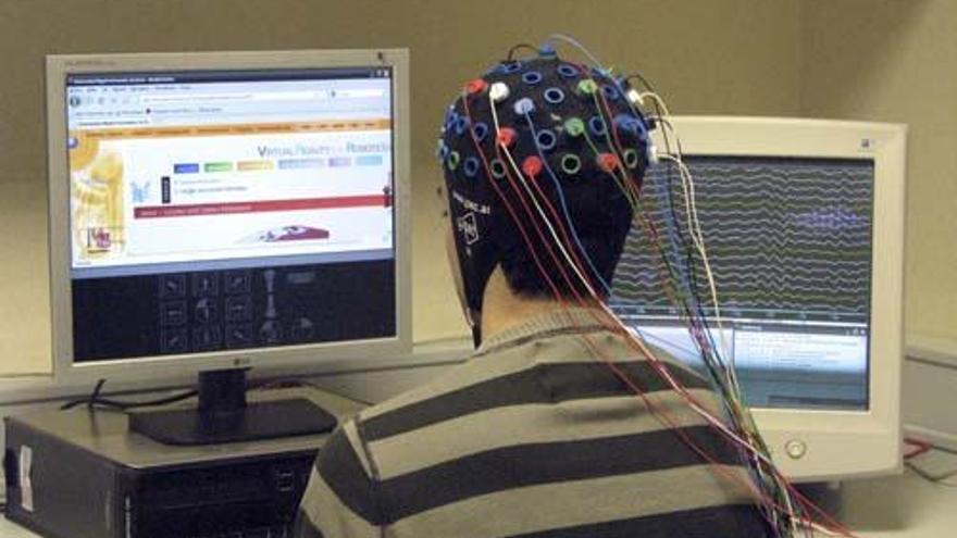 Fotografía del sistema interactivo pionero en el mundo creado por investigadores de la Universidad Miguel Hernández de Elche que permite a un usuario utilizar un ordenador y navegar por Internet a través únicamente de las señales cerebrales.