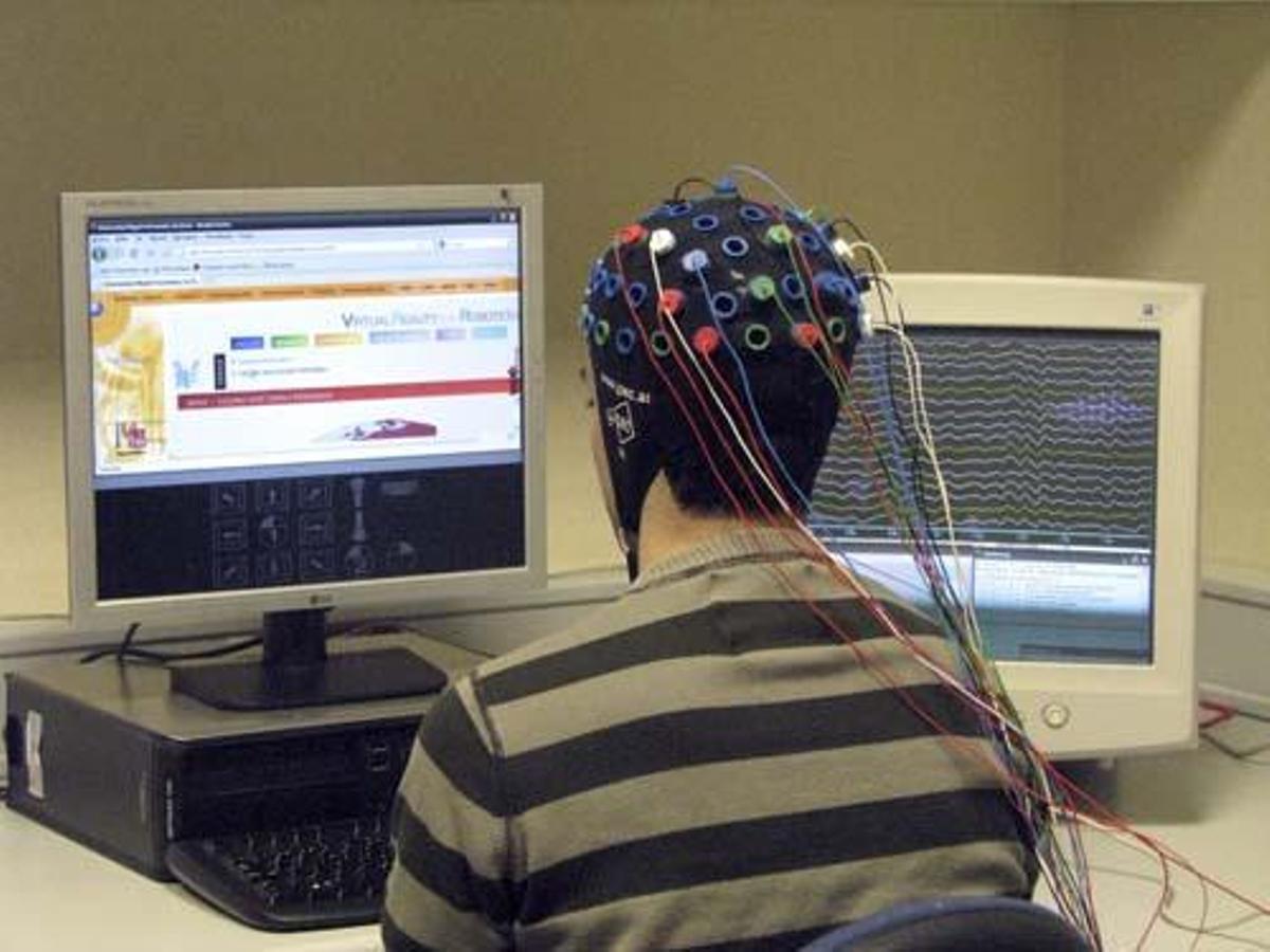 Fotografía del sistema interactivo pionero en el mundo creado por investigadores de la Universidad Miguel Hernández de Elche que permite a un usuario utilizar un ordenador y navegar por Internet a través únicamente de las señales cerebrales.