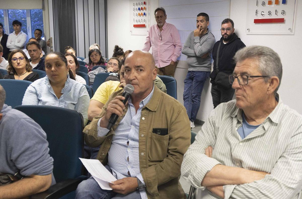 Una tensa asamblea de Hogueras