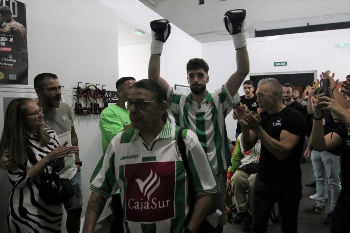 José Luis Navarro Jr., a su entrada al combate, con la camiseta del Córdoba CF.