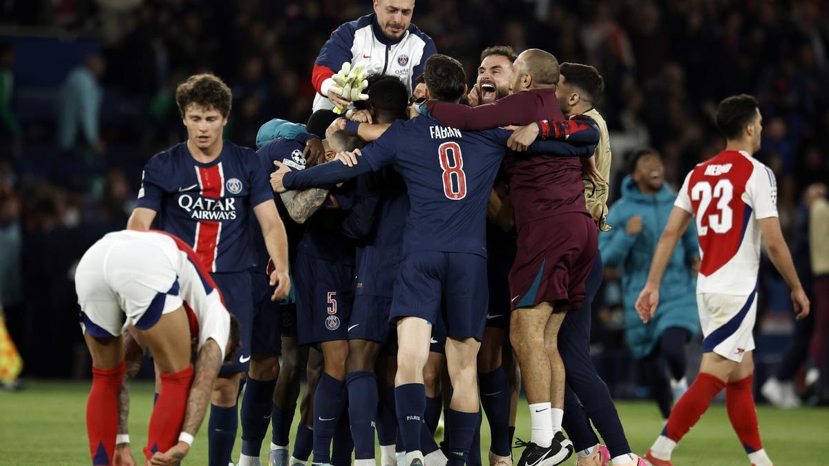 Los jugadores del PSG celebran un gol ante el Arsenal