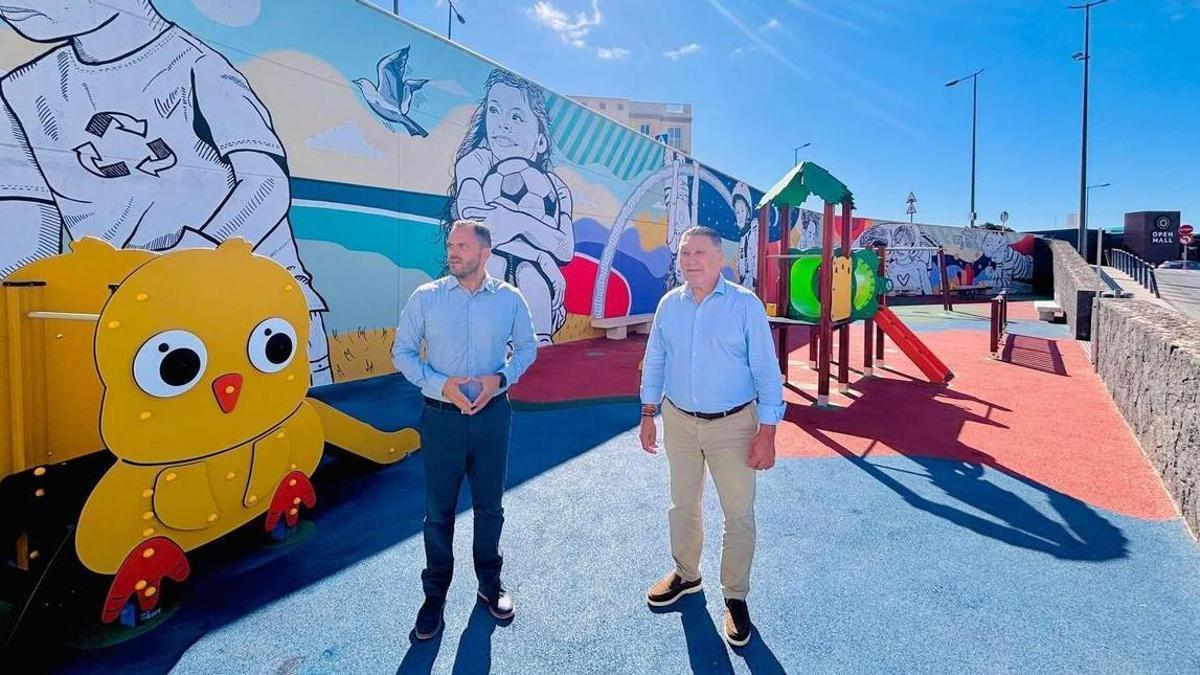 Yonathan de León (i) y Roberto Herbón, en un parque infantil de Arrecife
