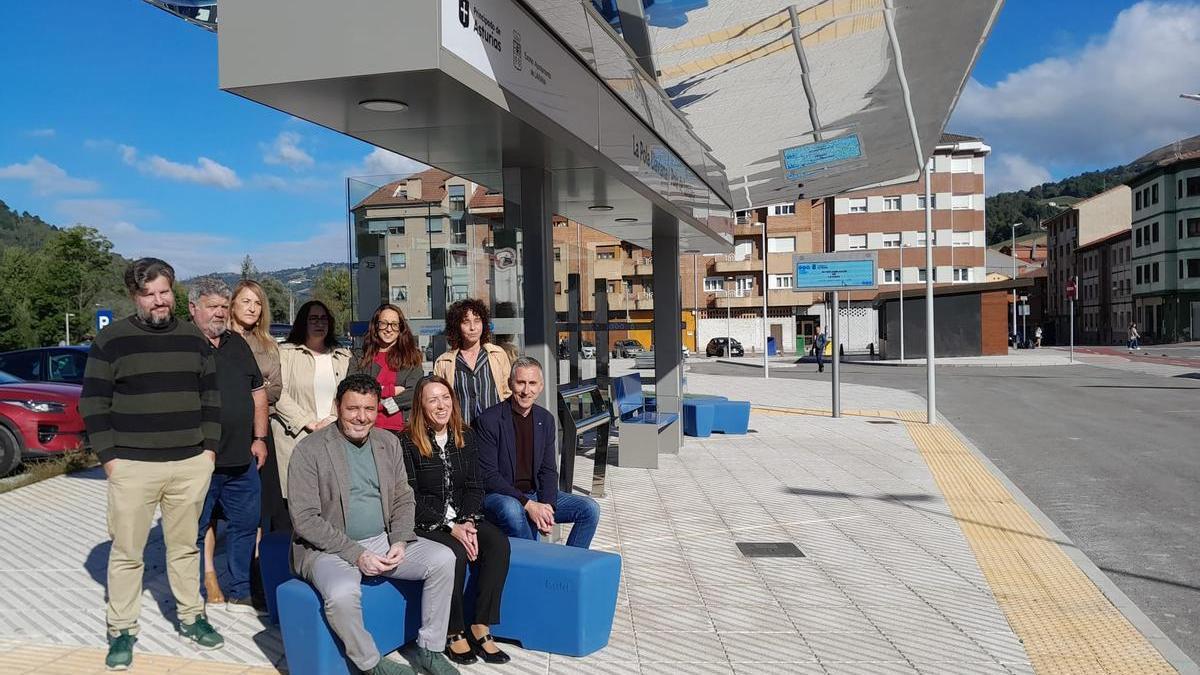 Representantes de la Corporación municipal y del Principado, en el intercambiador de la Pola.