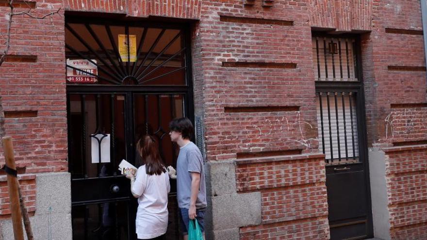 Fachada de la vivienda donde fue hallado el cadáver de la cirujana asesinada en Madrid.