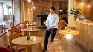 El cocinero Francis Paniego posa en las cocinas del restaurante El Portal del Echauren.