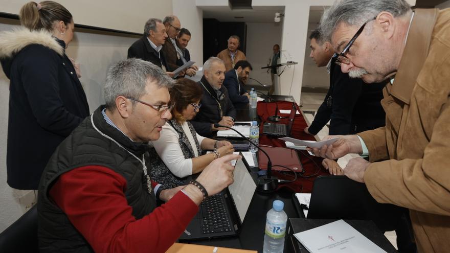 Una guía de bolsillo pone a mano los datos de las 24 procesiones de Cáceres