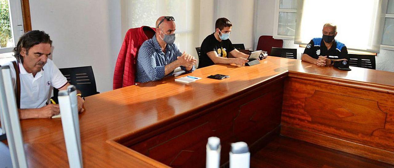 Julio Villanueva, el alcalde Félix Juncal y el edil Xosé Leal en el salon de plenos.