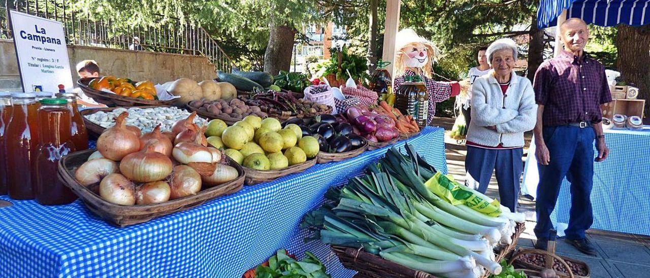 Longina García y Santiago Pérez, en su puesto de productos ecológicos.