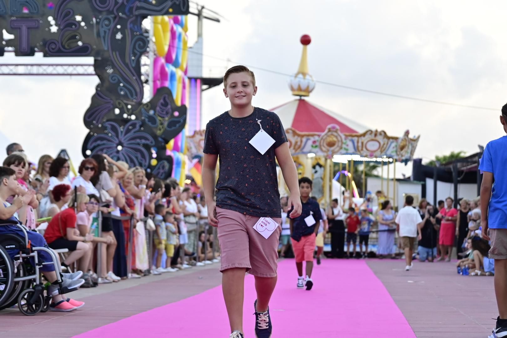 El Moll de Costa se viste de moda con el desfile solidario de Cáritas