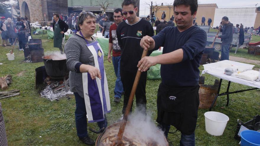 Cuinant l&#039;arrossada d&#039;Albons de l&#039;any passat