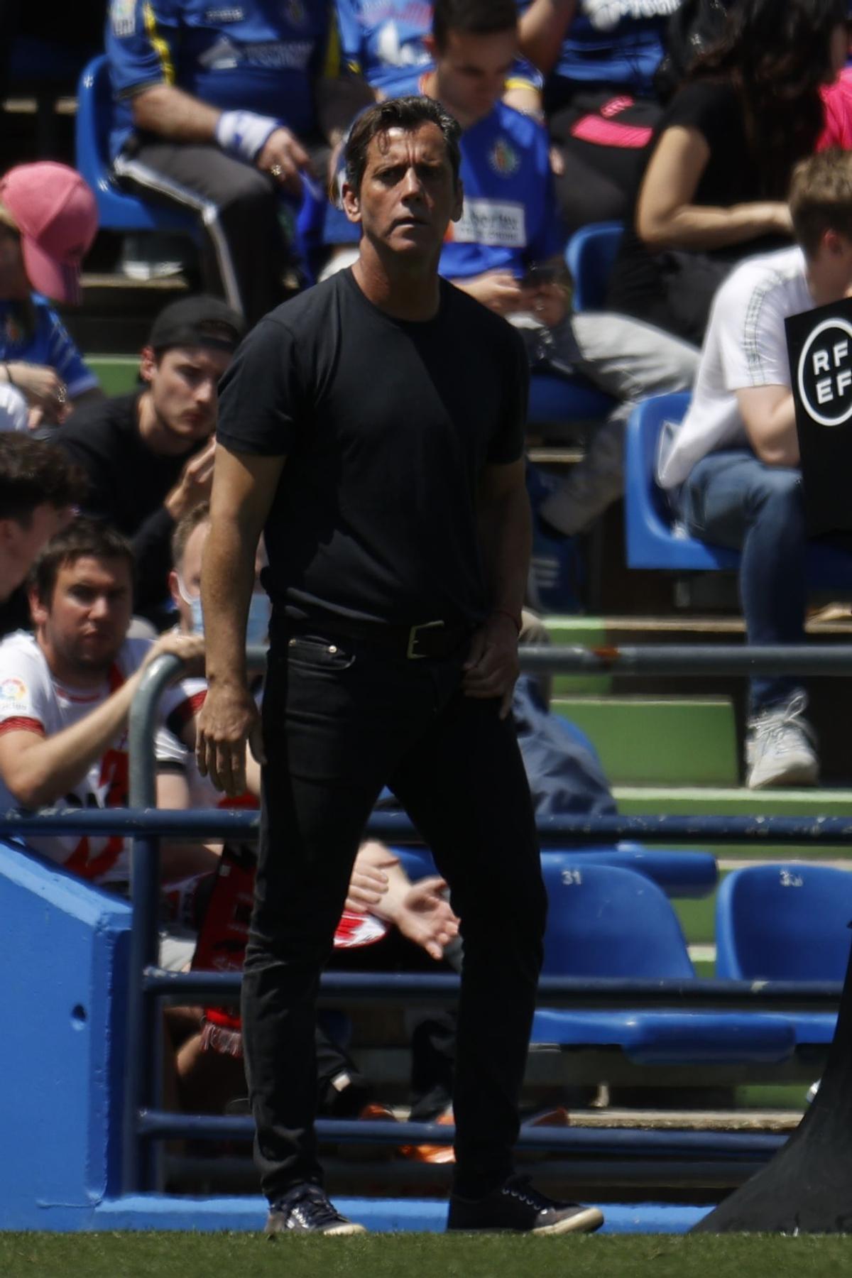 GRAF9212. GETAFE (MADRID), 08/05/2022.- El entrenador del Getafe, Quique Sánchez Flores, durante el encuentro ante el Rayo Vallecano correspondiente a la jornada 35 de LaLiga disputada en el Coliseo Alfonso Pérez de Getafe. EFE/ J.J.Guillén