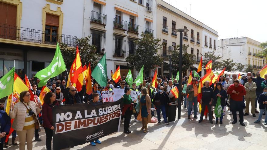 Vox protesta en Córdoba contra la subida de los precios del combustible y de la electricidad