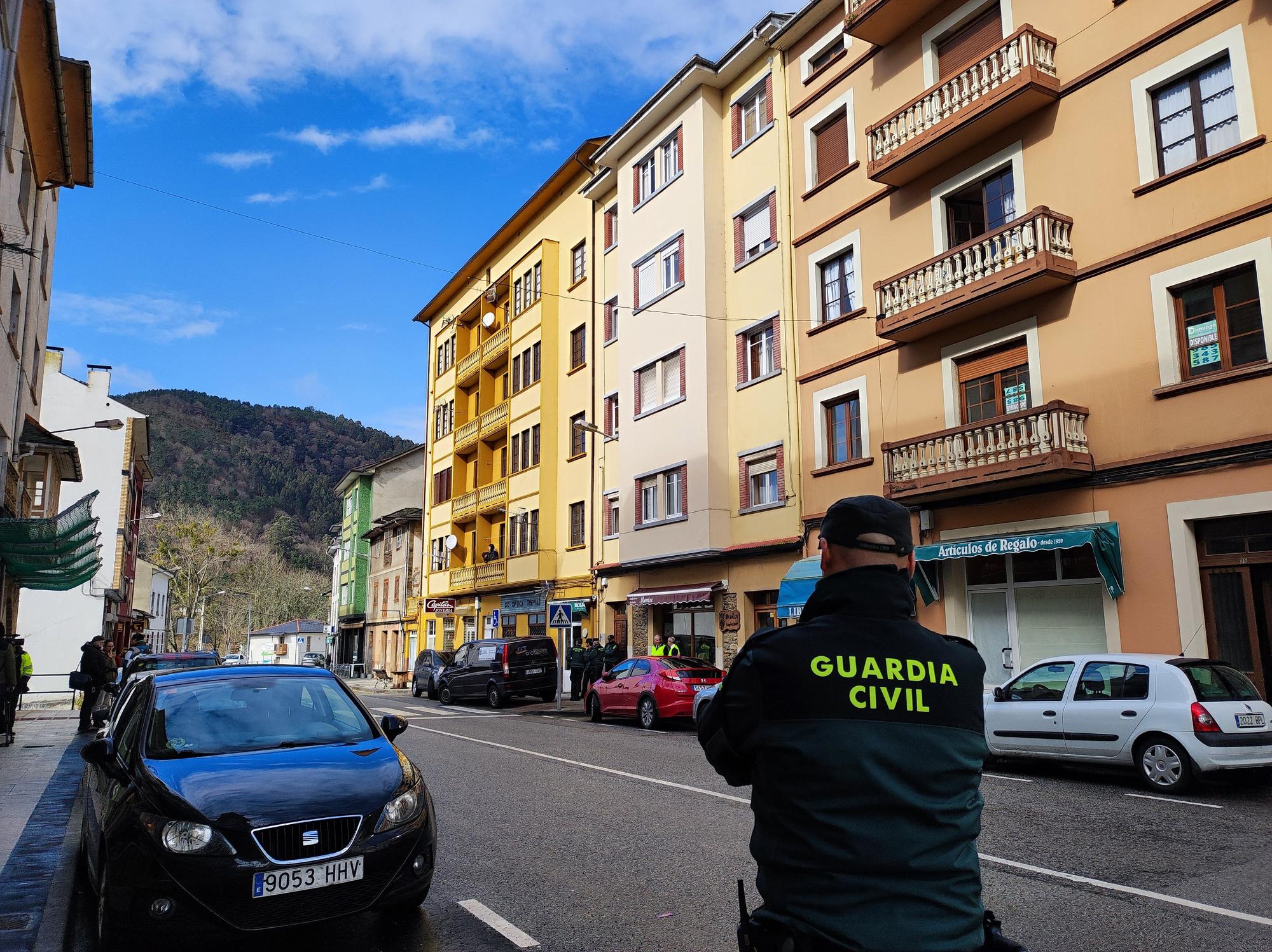 En imágenes: Conmoción en Trevías por un presunto homicidio