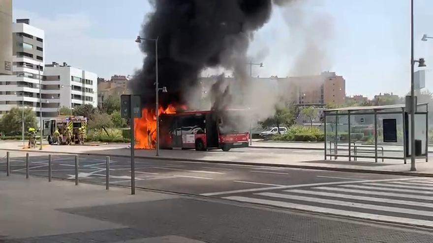 Arde un bus urbano en la Estación Delicias