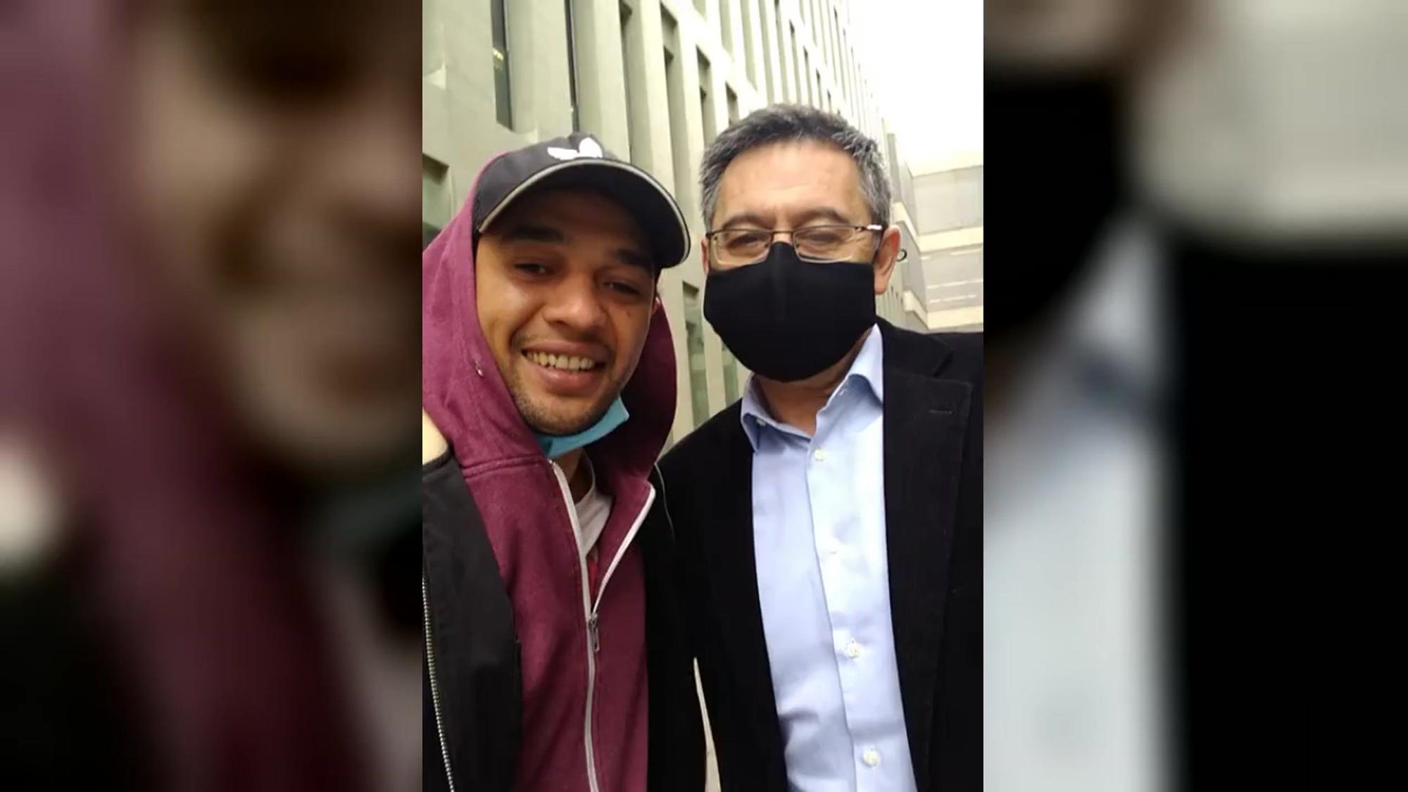 Selfi de Bartomeu con un admirador a la salida de los juzgados