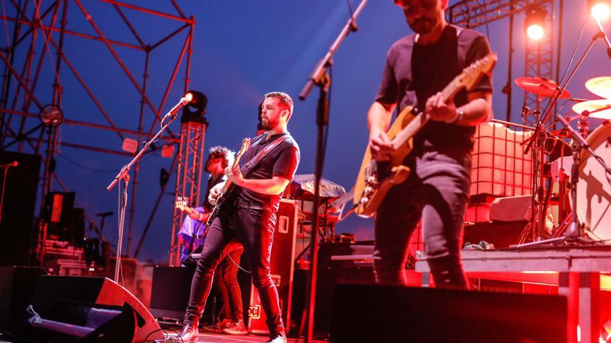 Love of Lesbian reivindica la música en vivo en Ibiza ante un público entregado