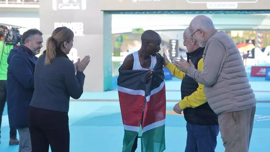 Vídeo: La llegada de John Korir a la meta del Maratón Valencia 2025