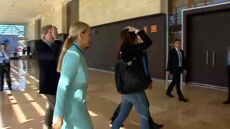 Cifuentes cambia su estrategia y pasa al contraataque