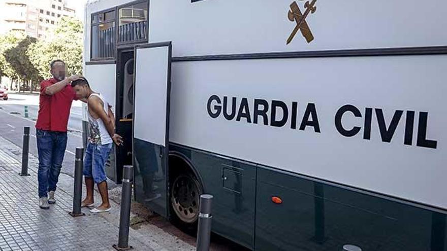 Agentes de la Guardia Civil conducen, ayer, a los carteristas detenidos hasta la Comandancia.