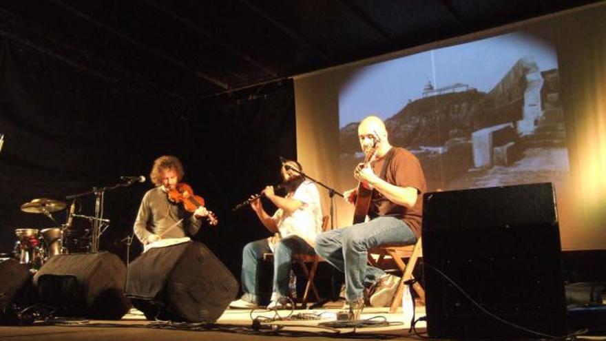 Lisardo Prieto, Pepín de Muñalén y Alberto Ablanedo, en concierto.