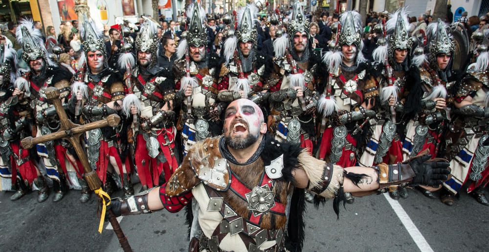 Los bailes y los trajes de los componentes de las comparsas llenaron la calle Alicante y la avenida Ancha de Castelar de colorido y originalidad.