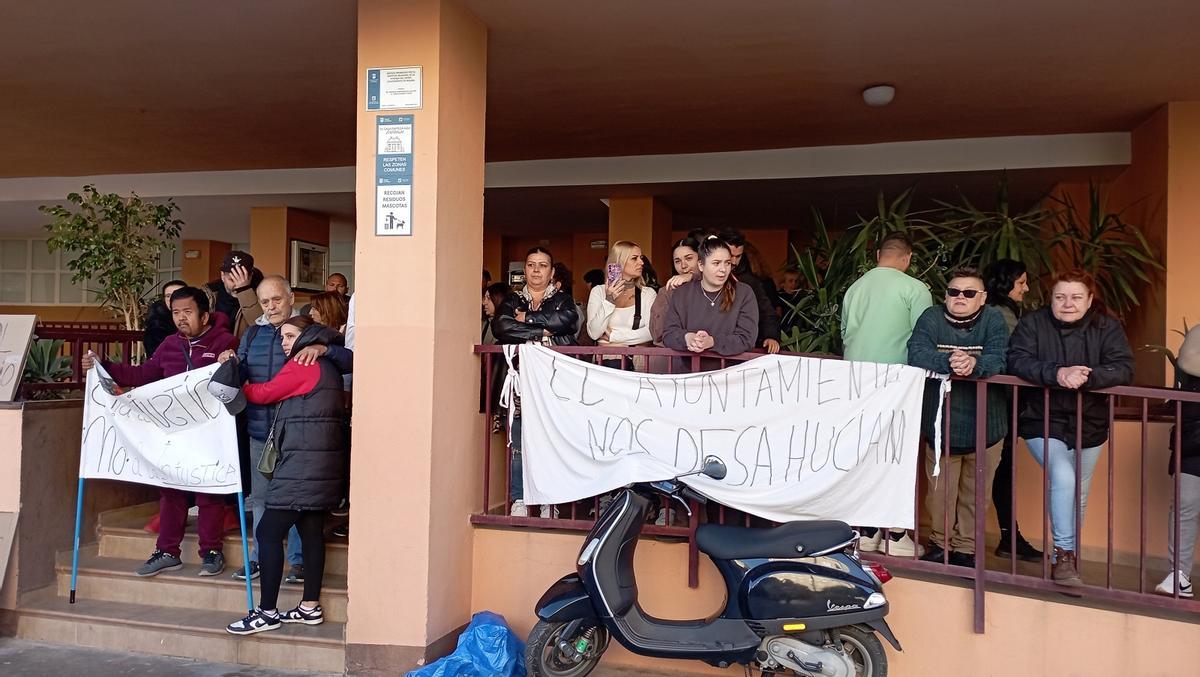 Los vecinos se concentraron en la entrada al bloque del IMV en la calle Cirilo Salinas, en Hacienda Clavero, para protestar por el desahucio.