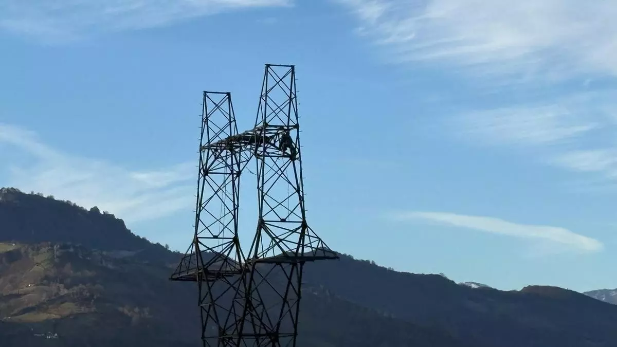 Helicópteros y trabajos "complejos" en alta montaña: la línea de alta tensión Lada-Velilla estará desmantelada en un año