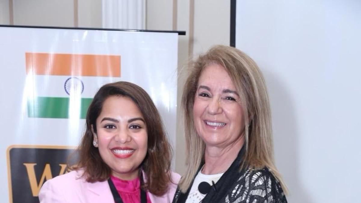 La doctora zamorana, con una alumna en Neva Delhi