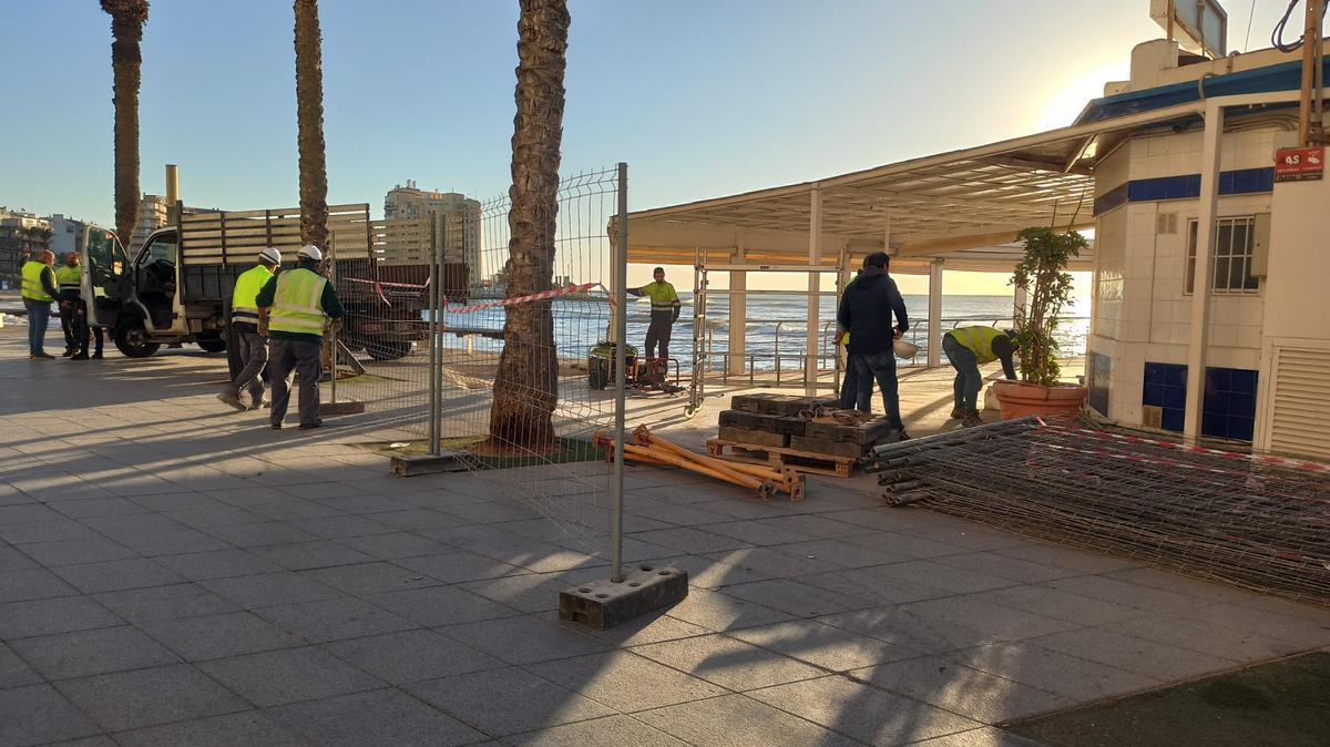 Trabajos de desmontaje y demolición del Kiosco El Tintero en la playa del Cura de Torrevieja por parte del servicio provincial de Costas