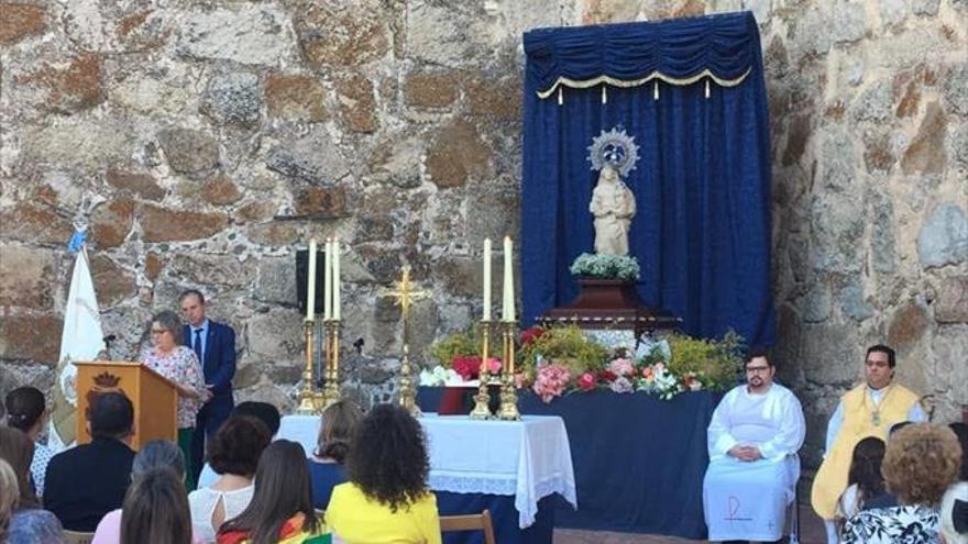 La patrona es envuelta en flores durante la ofrenda