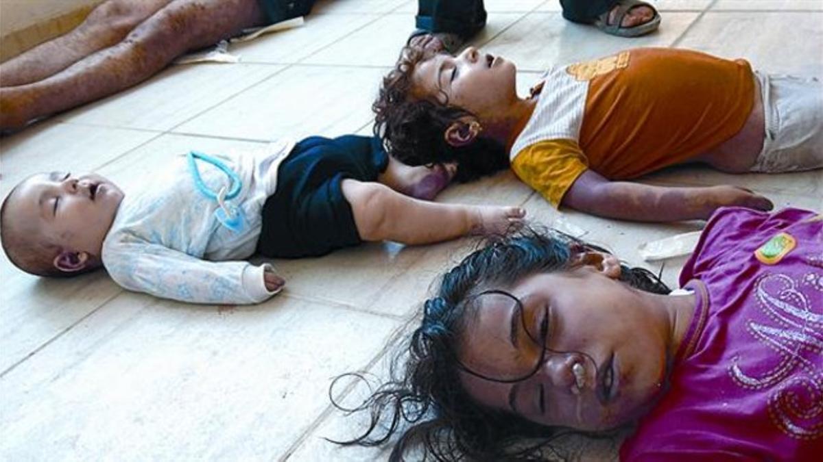 Cadáveres de niños en el ataque químico, ayer.