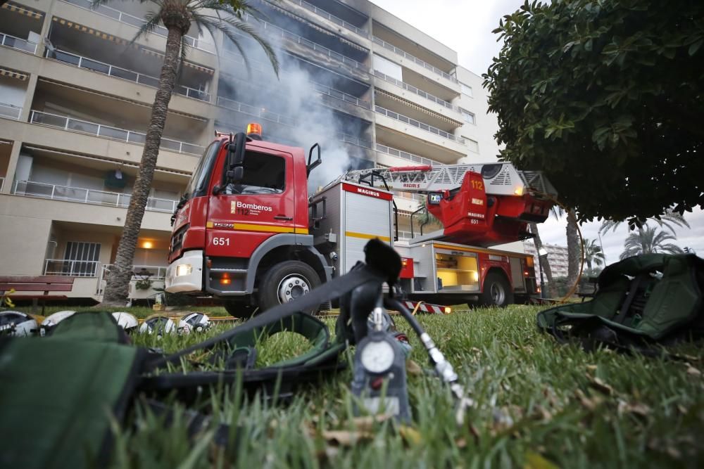 Dos bomberos heridos en un incendio provocado en un piso en Torrevieja. La Guardia Civil ha rescatado al residente de un primer piso que habría provocado las llamas en un intento de suicidio.