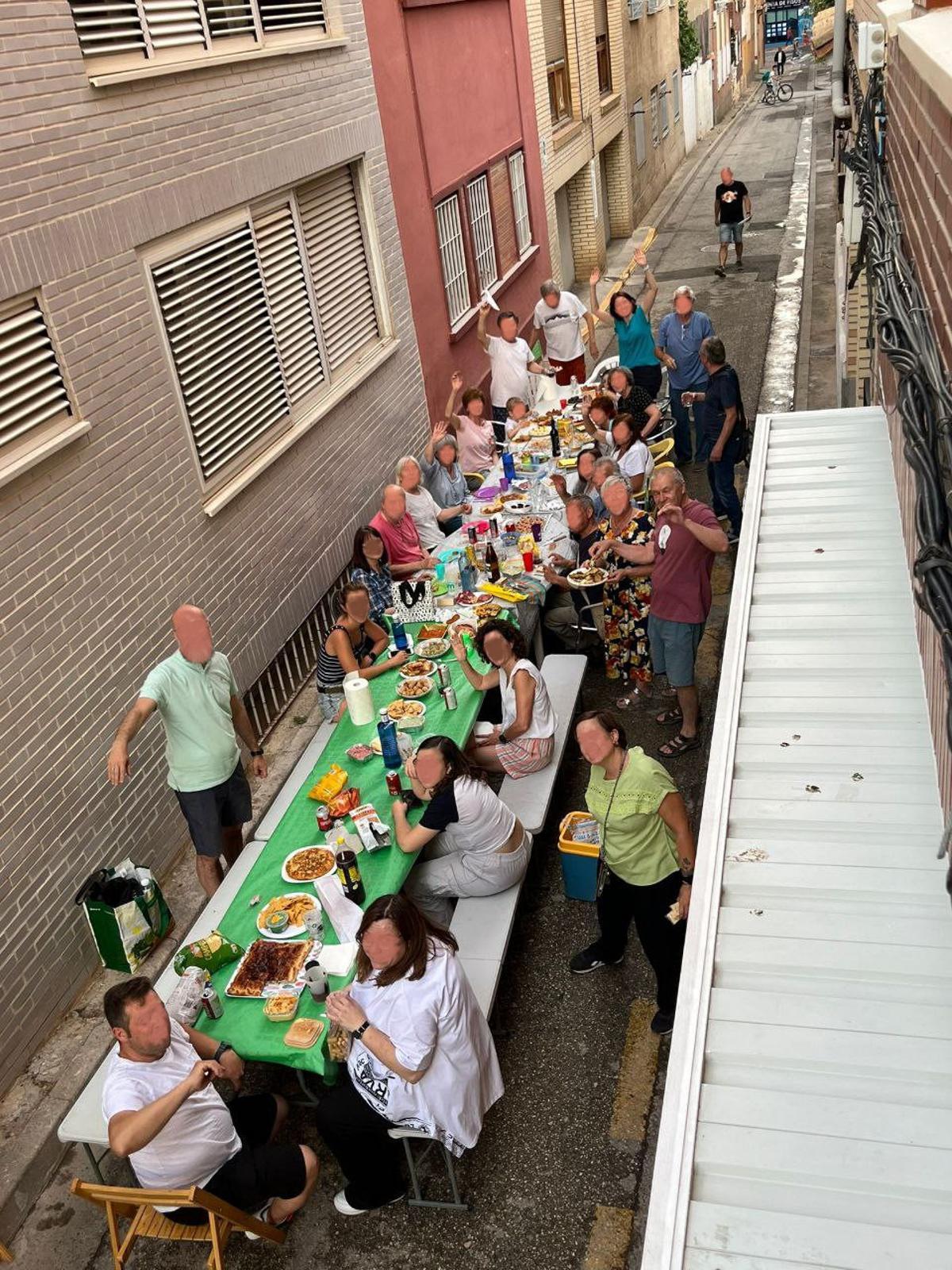Imagen de una de las cenas que han celebrado los vecinos de la calle Esperanza de Torrero para las fiestas del barrio.
