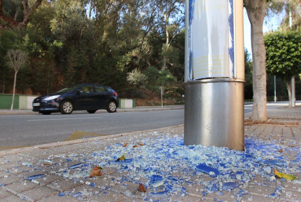 La EMT ha detectado destrozos en once marquesinas de la línea 33, por el Cerrado de Calderón y Parque Clavero