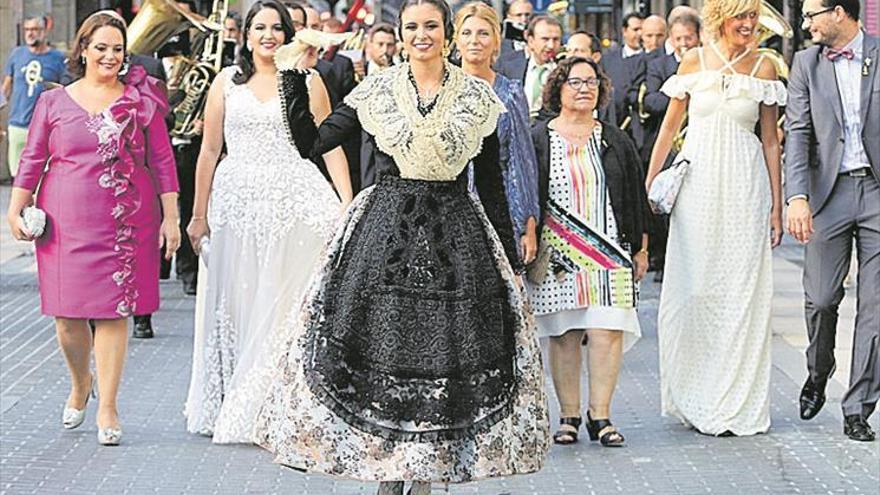 La reina Natalia Palacio luce la banda verde de monarca de la ‘festa de la llum castellonera’