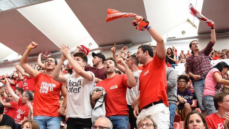 Aficionats de totes les edats van celebrar l&#039;ascens davant del Melilla