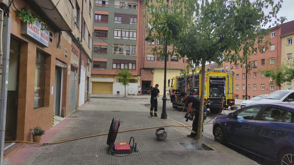 Estado en el que quedó el local, con bombers aún trabajando en la zona.