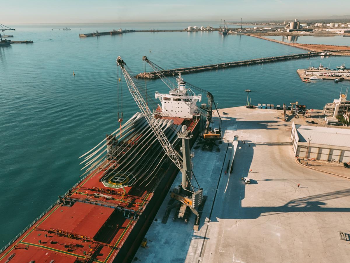 El puerto de Castellón acoge la compleja operativa de un macrobuque