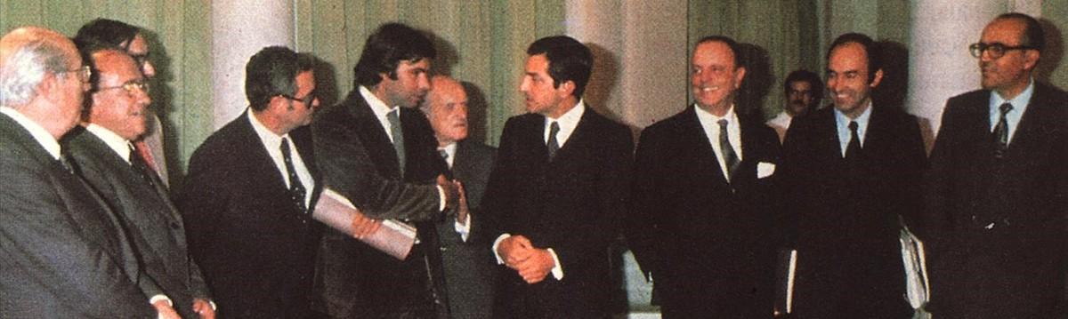 Los firmantes de los Pactos de la Moncloa, el 27 de julio de 1977. De izquierda a derecha, Tierno Galván, Carrillo, Triginer (semitapado), Reventós, González, Ajuriaguerra, Suárez, Fraga, Roca y Calvo-Sotelo.