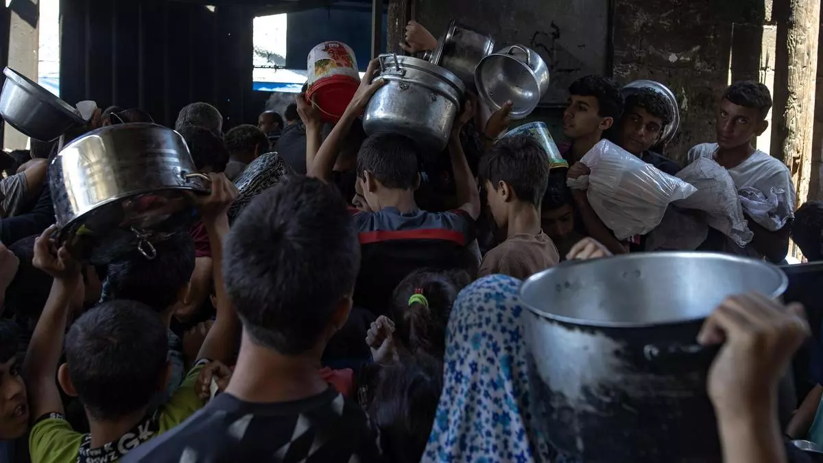 Un centenar de camiones con ayuda humanitaria entran en Gaza pero los suministros no llegan a los palestinos