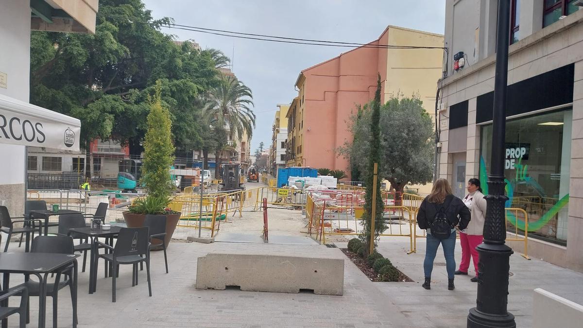 Las obras de «humanización» la calle de les Carmelites, vistas desde Jesuïtes, que Compromís considera que deberían cerrarse al tráfico.