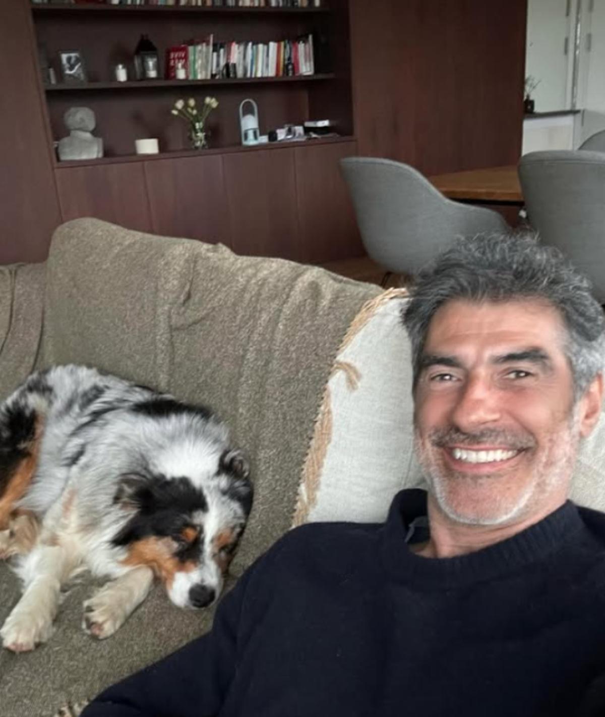 Jorge Fernández sonriendo muchísimo con su perro