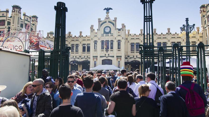 El acceso a la estación del Norte abarrotado de turistas durante las pasadas fallas.