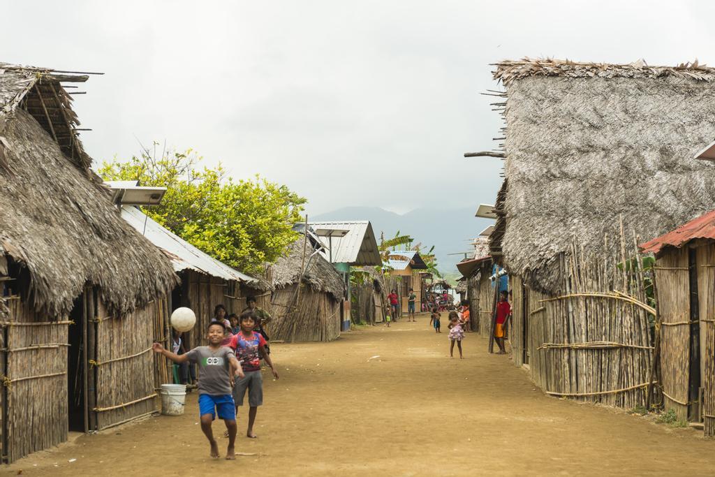 Calle principal en aldea de Kuna Yala, Panamá.