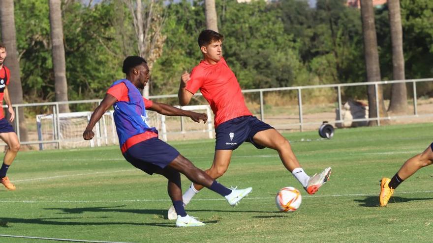 Diarra ensaya el disparo durante la sesión en la Ciudad Deportiva.