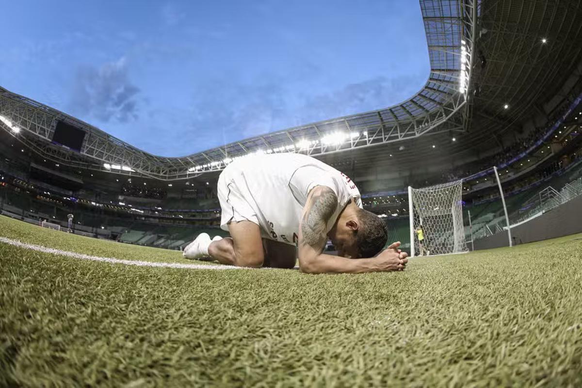 Thiago Silva recorrió Maracaná para celebrar la sufrida permanencia de Fluminense la pasada temporada.