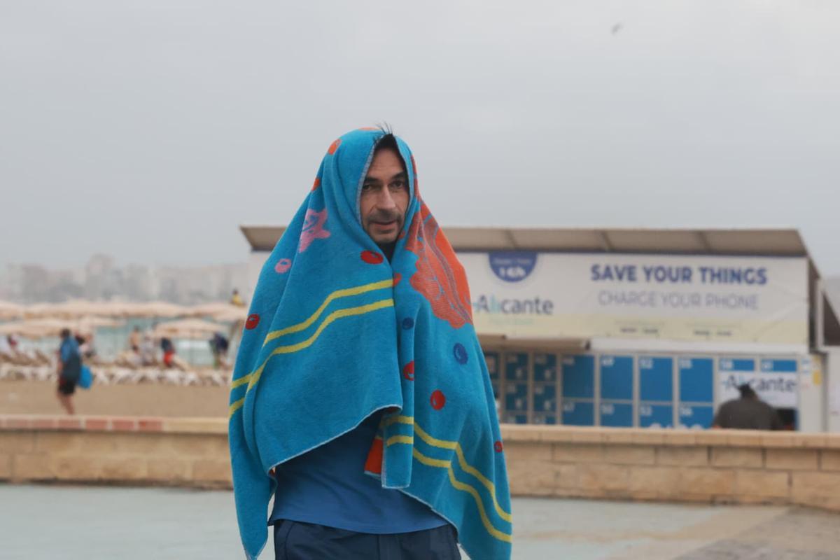 Así ha llegado la tormenta a la playa del Postiguet de Alicante