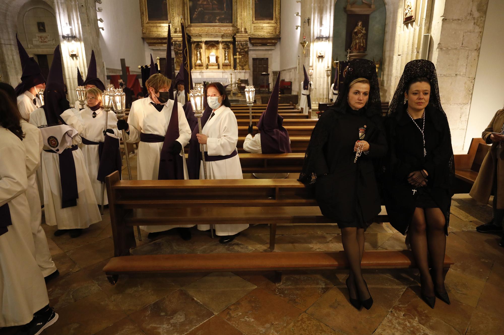 EN IMÁGENES: La lluvia da al traste con la procesión del Silencio en Oviedo, pero no ahoga el fervor cofrade