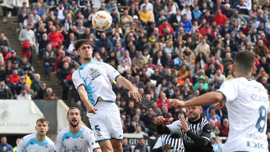 Pepe Sánchez despeja de cabeza ayer contra la Balompédica Linense. |  // LOF